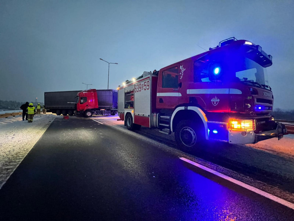 Ślisko na S1. W Pyrzowicach tir uderzył w barierki