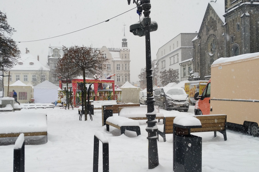 Walczą ze śniegiem. Przygotowania do jarmarku