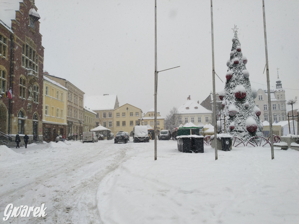 Walczą ze śniegiem. Przygotowania do jarmarku
