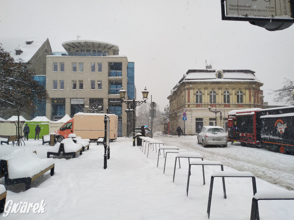 Walczą ze śniegiem. Przygotowania do jarmarku