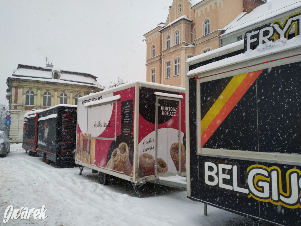 Walczą ze śniegiem. Przygotowania do jarmarku