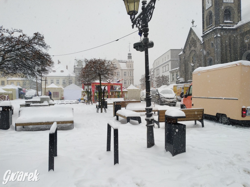 Walczą ze śniegiem. Przygotowania do jarmarku