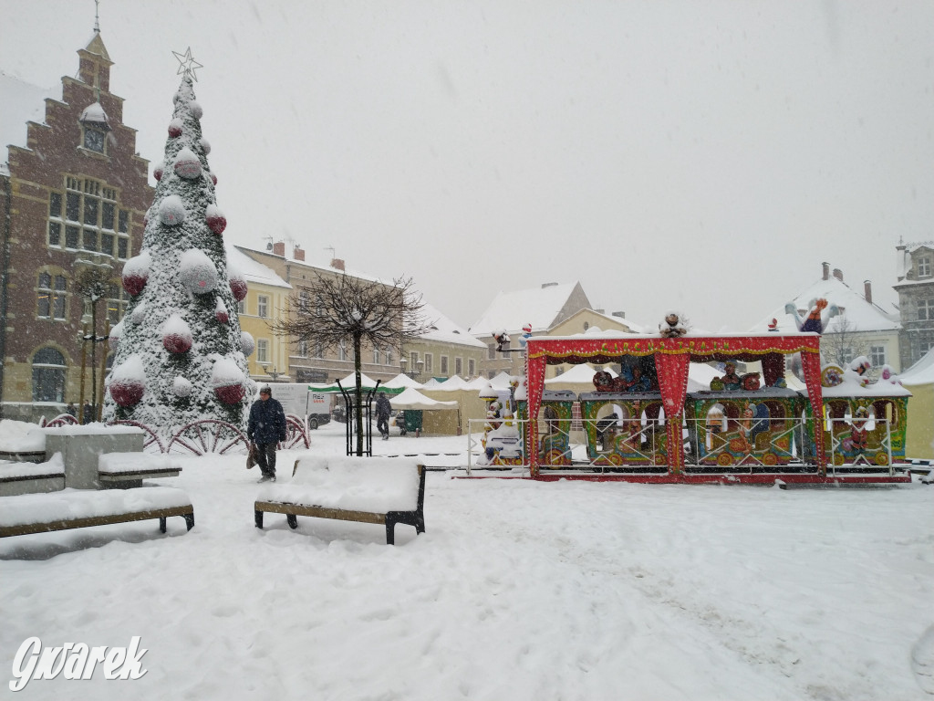 Walczą ze śniegiem. Przygotowania do jarmarku
