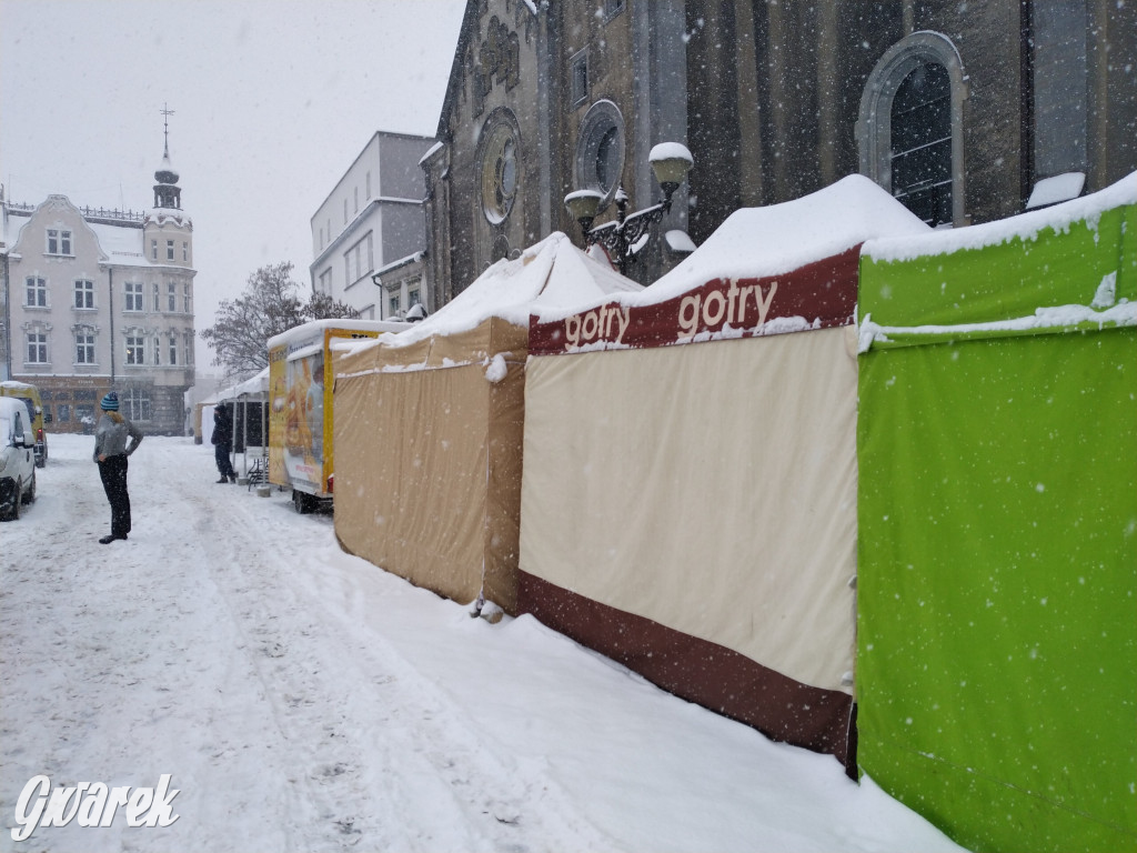 Walczą ze śniegiem. Przygotowania do jarmarku