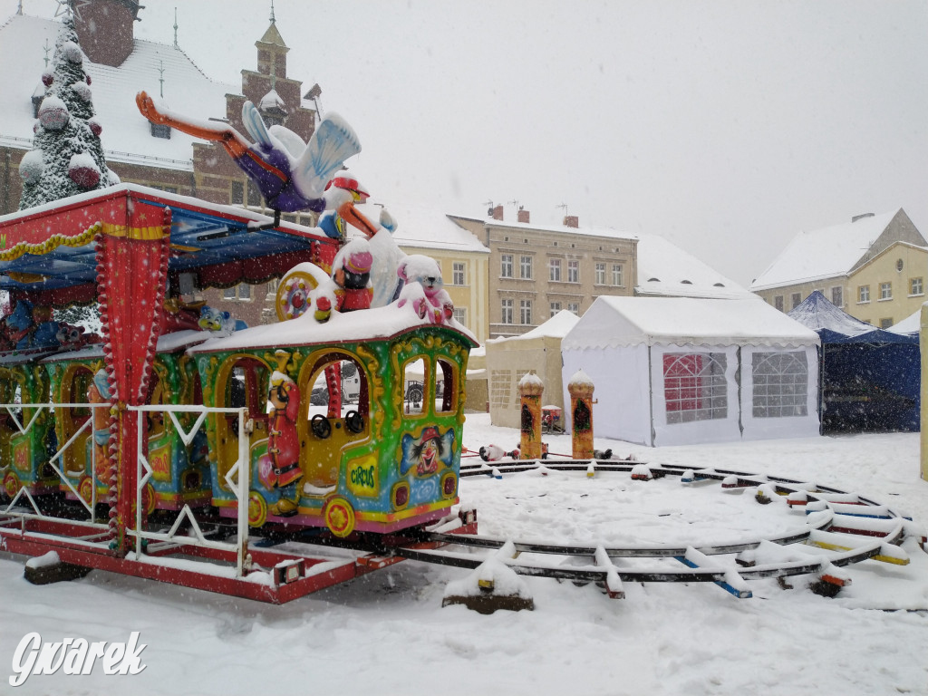 Walczą ze śniegiem. Przygotowania do jarmarku