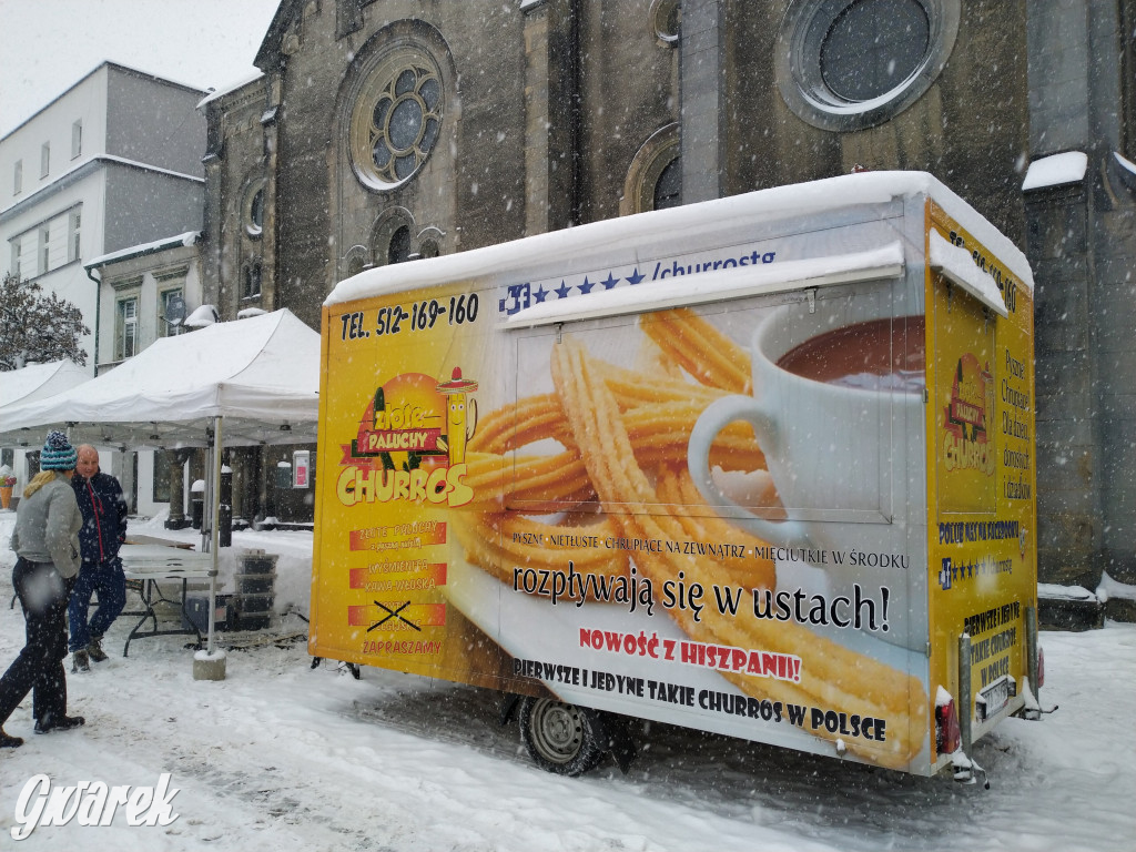 Walczą ze śniegiem. Przygotowania do jarmarku
