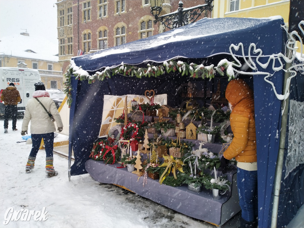 Walczą ze śniegiem. Przygotowania do jarmarku
