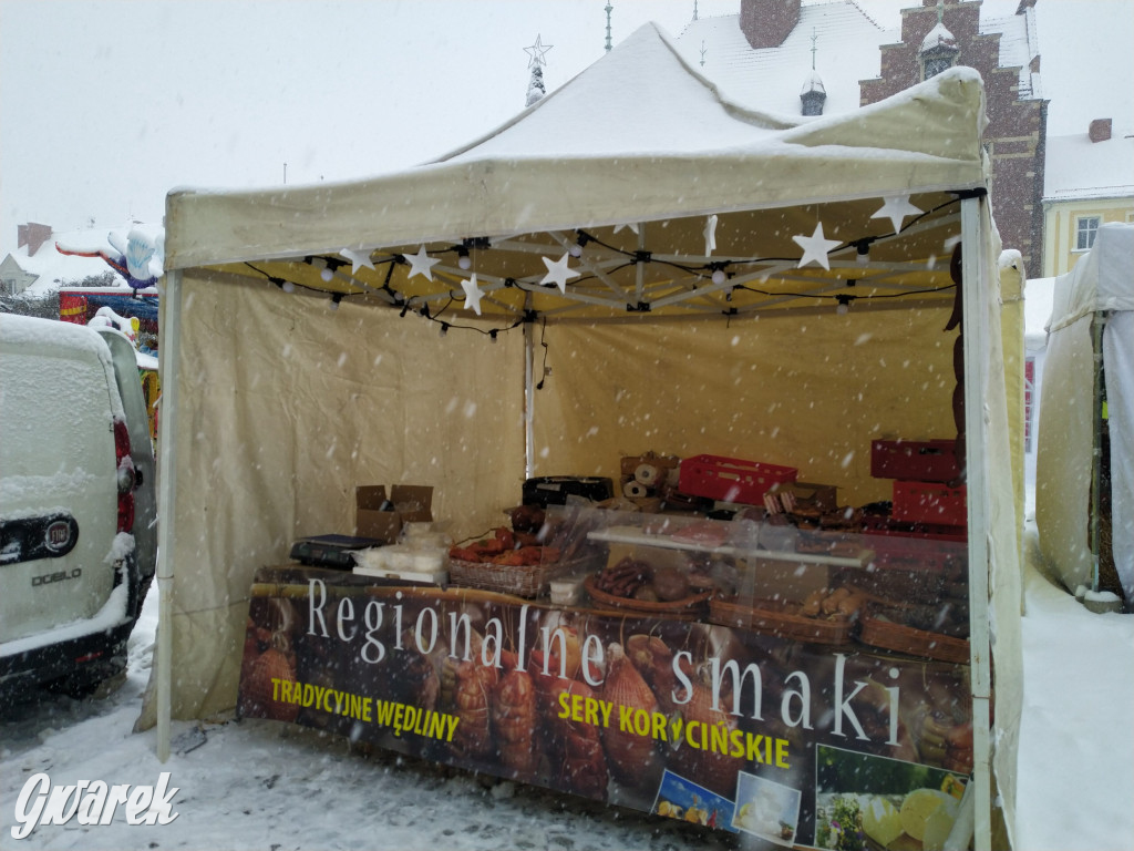 Walczą ze śniegiem. Przygotowania do jarmarku