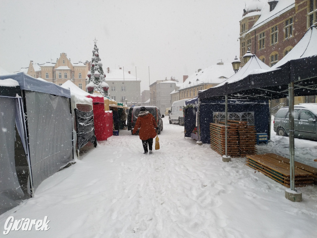 Walczą ze śniegiem. Przygotowania do jarmarku