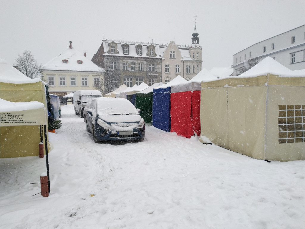 Walczą ze śniegiem. Przygotowania do jarmarku