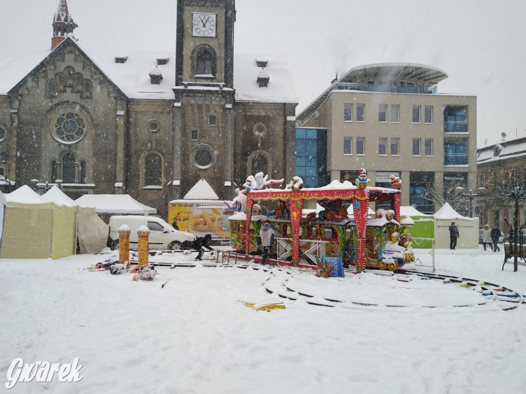 Walczą ze śniegiem. Przygotowania do jarmarku