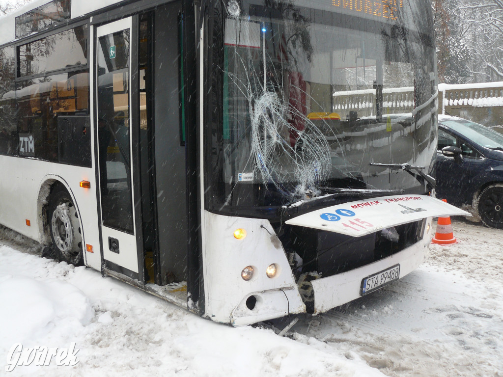 Tarnowskie Góry. Autobus wpadł w poślizg