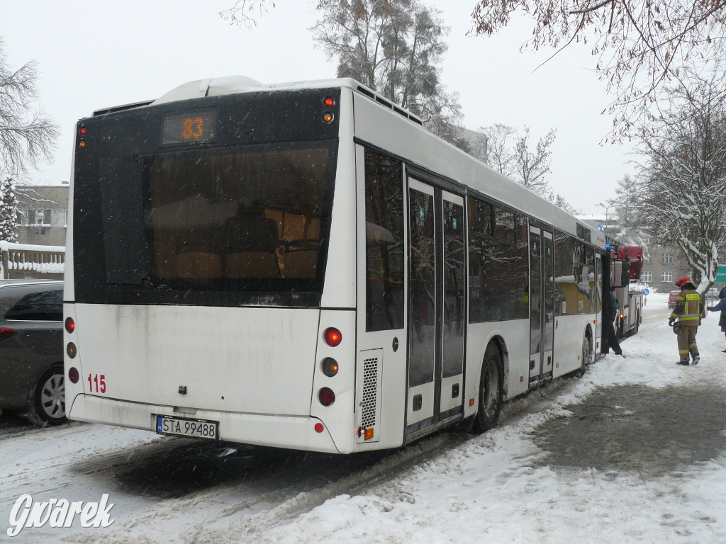 Tarnowskie Góry. Autobus wpadł w poślizg
