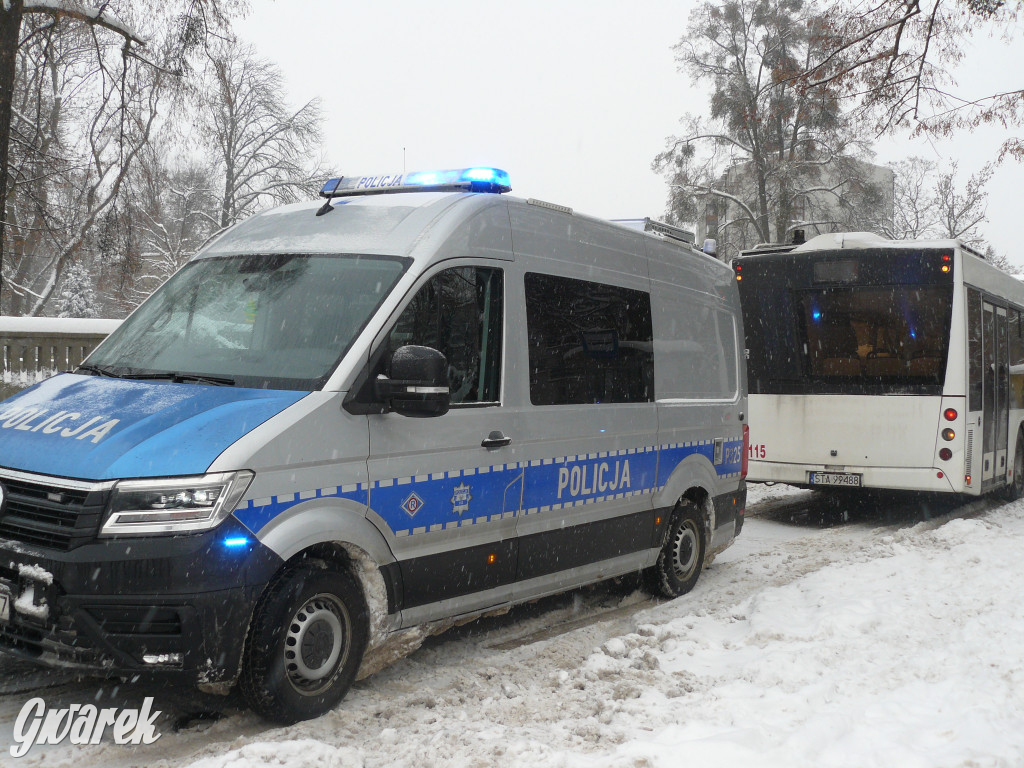 Tarnowskie Góry. Autobus wpadł w poślizg