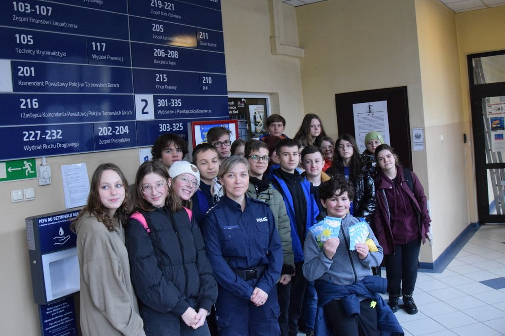 Uczniowie z Rybnej w komendzie policji i starostwie