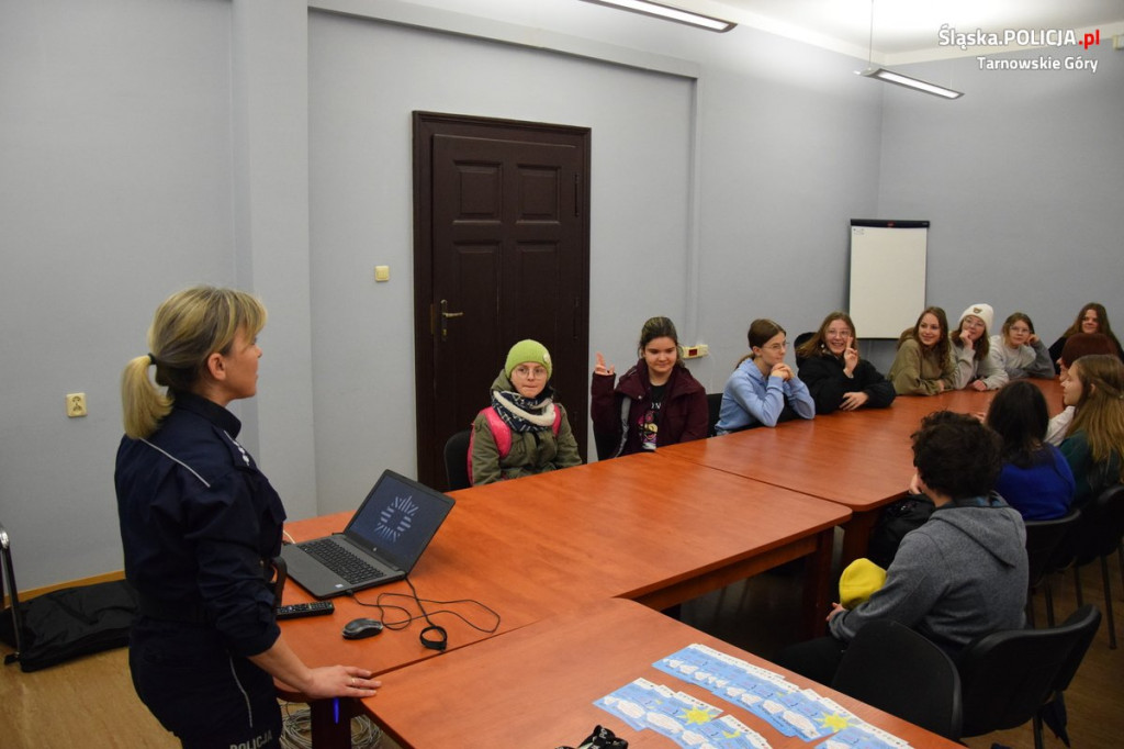 Uczniowie z Rybnej w komendzie policji i starostwie