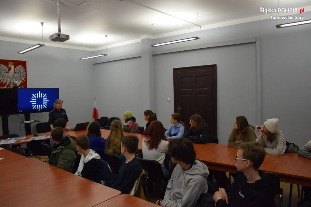 Uczniowie z Rybnej w komendzie policji i starostwie