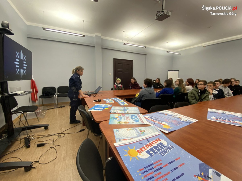 Uczniowie z Rybnej w komendzie policji i starostwie