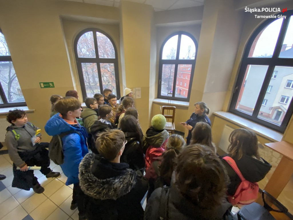 Uczniowie z Rybnej w komendzie policji i starostwie
