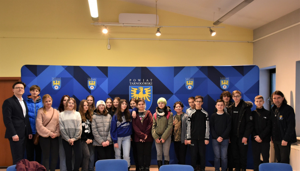 Uczniowie z Rybnej w komendzie policji i starostwie