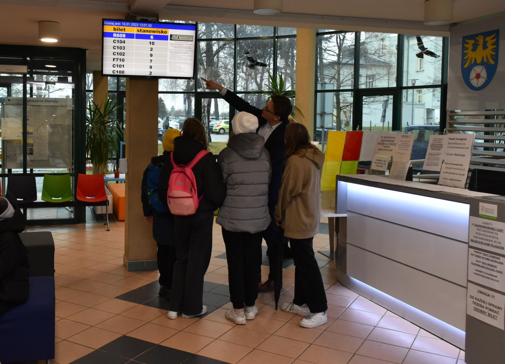 Uczniowie z Rybnej w komendzie policji i starostwie