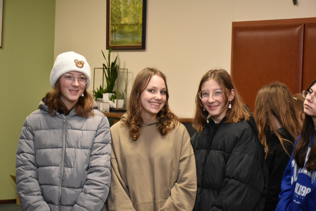 Uczniowie z Rybnej w komendzie policji i starostwie