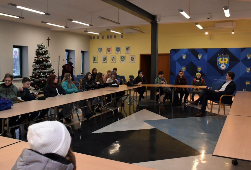 Uczniowie z Rybnej w komendzie policji i starostwie