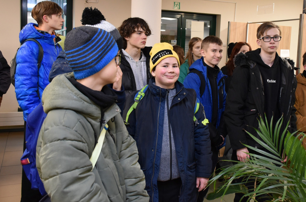Uczniowie z Rybnej w komendzie policji i starostwie