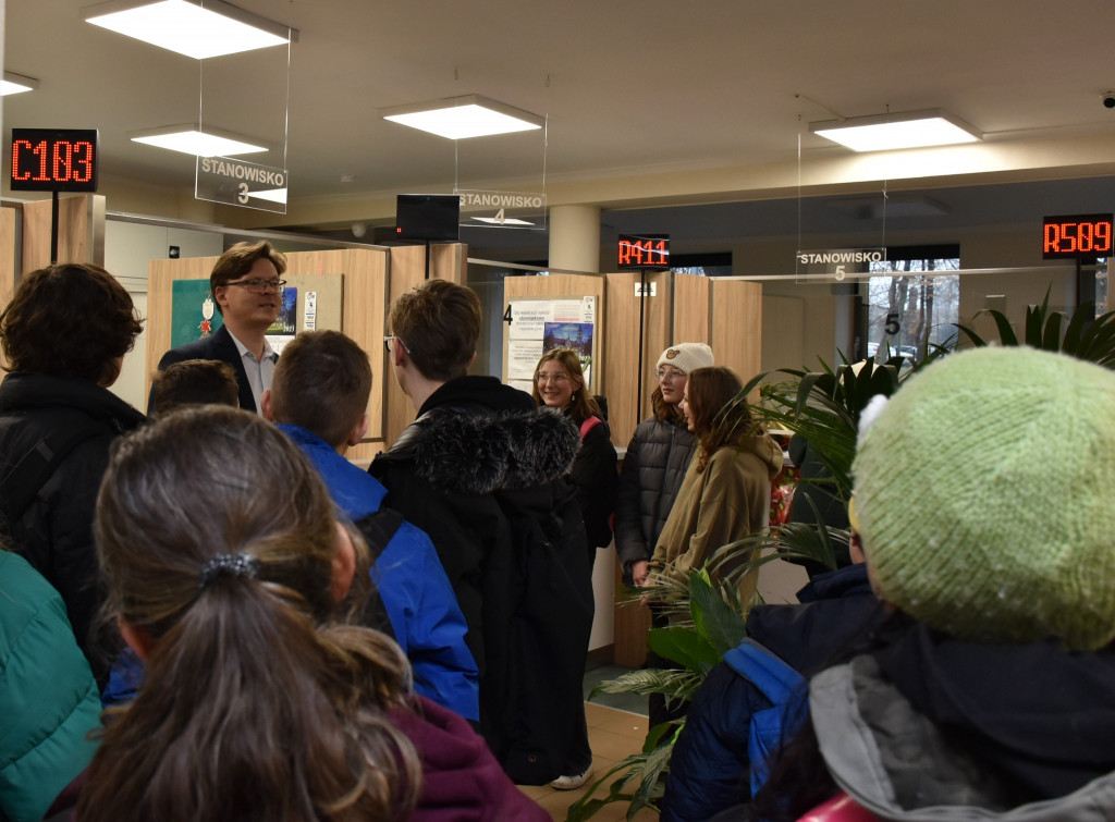 Uczniowie z Rybnej w komendzie policji i starostwie