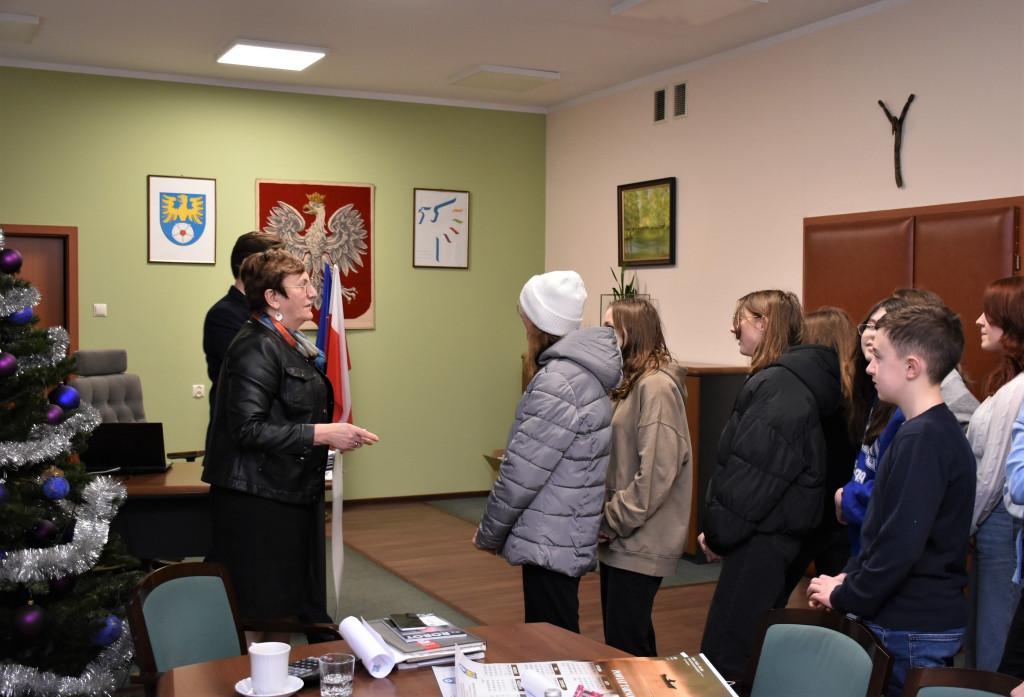 Uczniowie z Rybnej w komendzie policji i starostwie