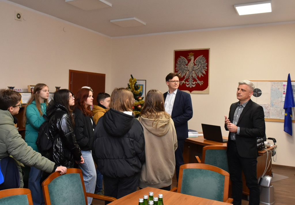 Uczniowie z Rybnej w komendzie policji i starostwie