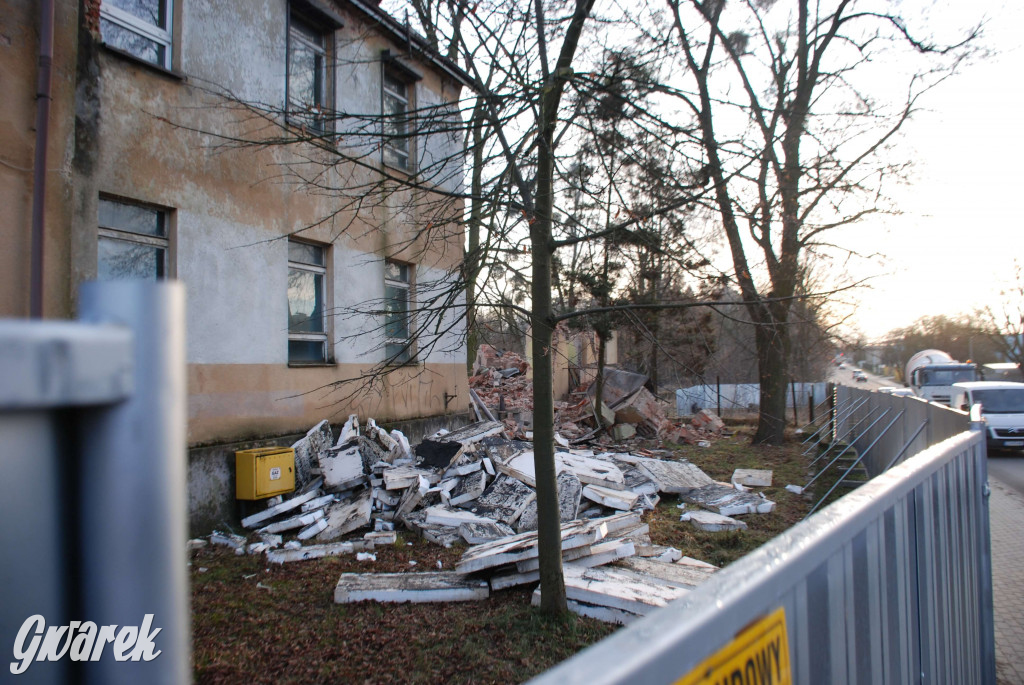 Trwa rozbiórka szkoły przy Kościelnej w Strzybnicy