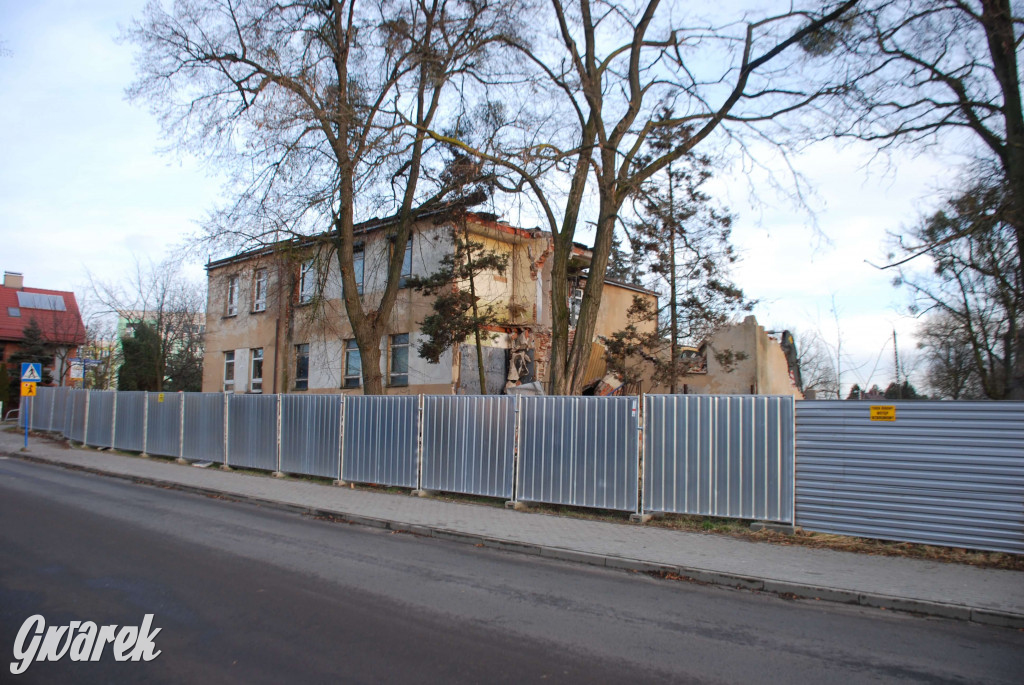 Trwa rozbiórka szkoły przy Kościelnej w Strzybnicy