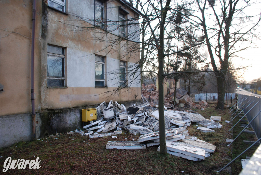 Trwa rozbiórka szkoły przy Kościelnej w Strzybnicy