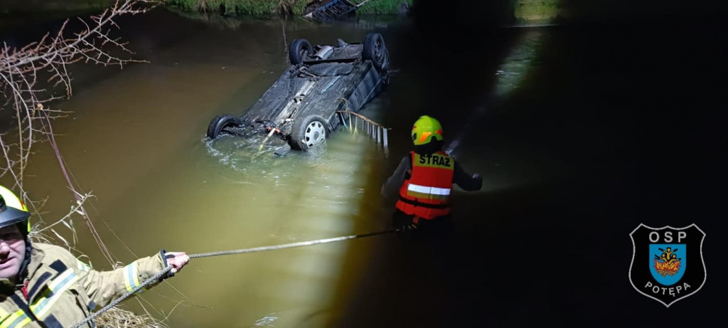 Volkswagen wjechał do rzeki. Dwie ofiary