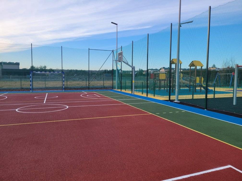 Plac zabaw i miejsce na biesiadowanie