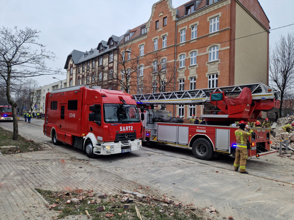 Wybuch gazu w kamienicy, strażacy w akcji