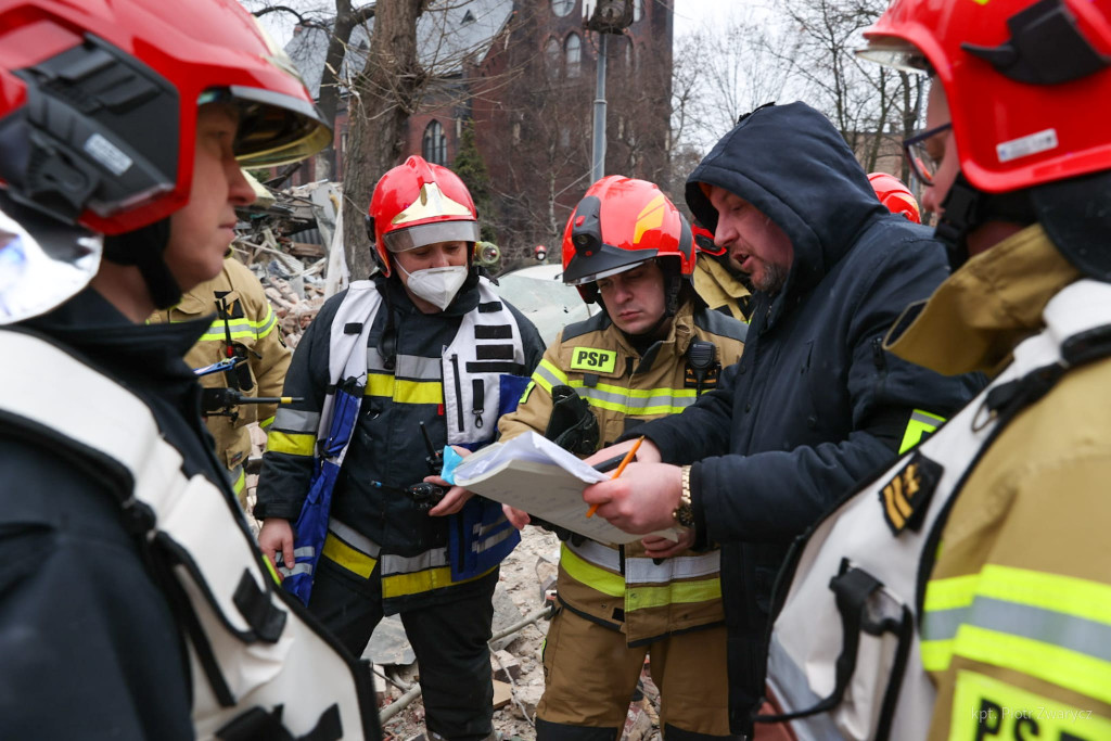 Wybuch gazu w kamienicy, strażacy w akcji