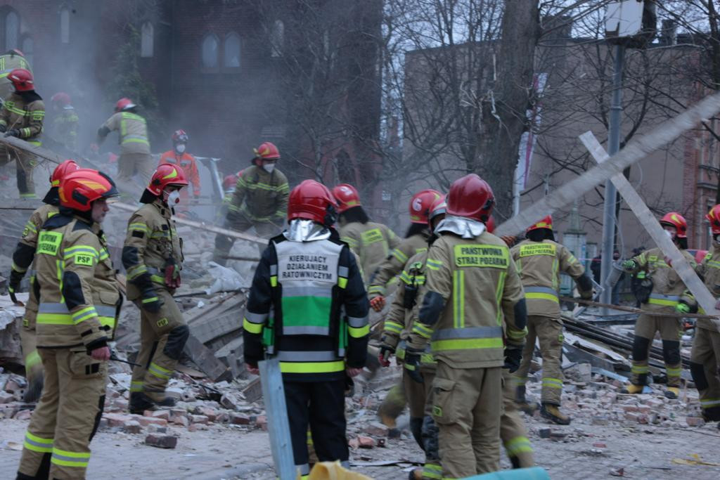 Wybuch gazu w kamienicy, strażacy w akcji