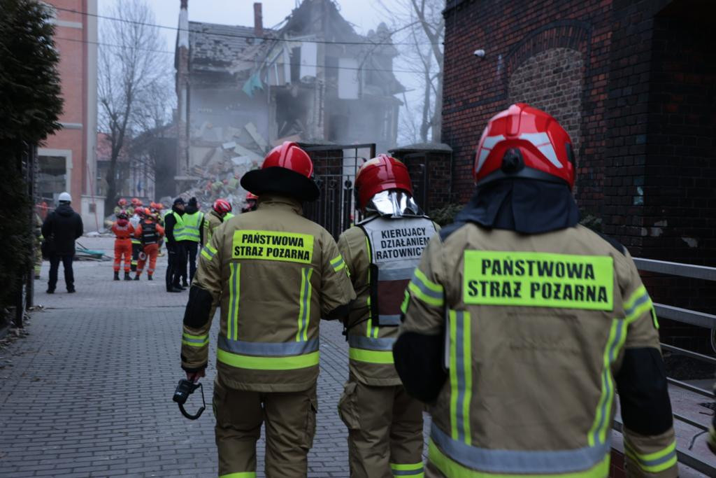 Wybuch gazu w kamienicy, strażacy w akcji