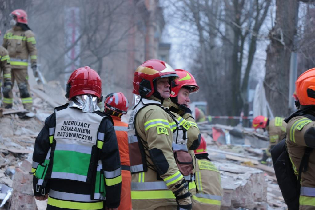 Wybuch gazu w kamienicy, strażacy w akcji