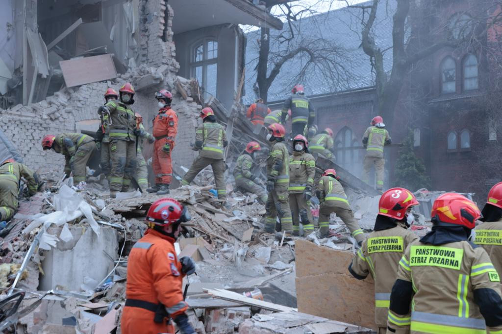 Wybuch gazu w kamienicy, strażacy w akcji