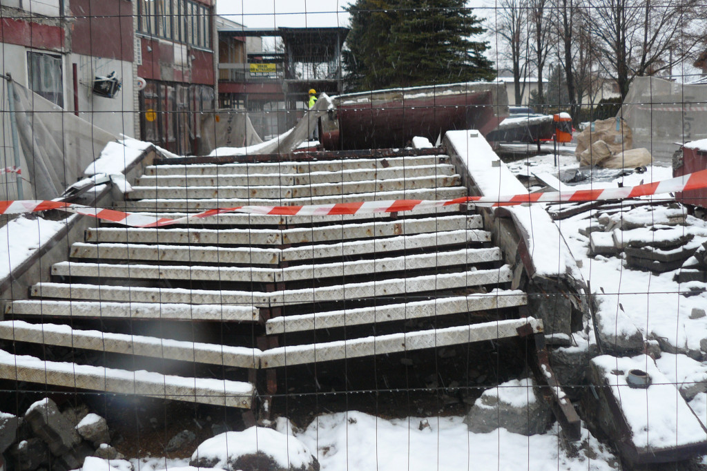 Osada Jana. Rozbiórka schodów do pawilonów