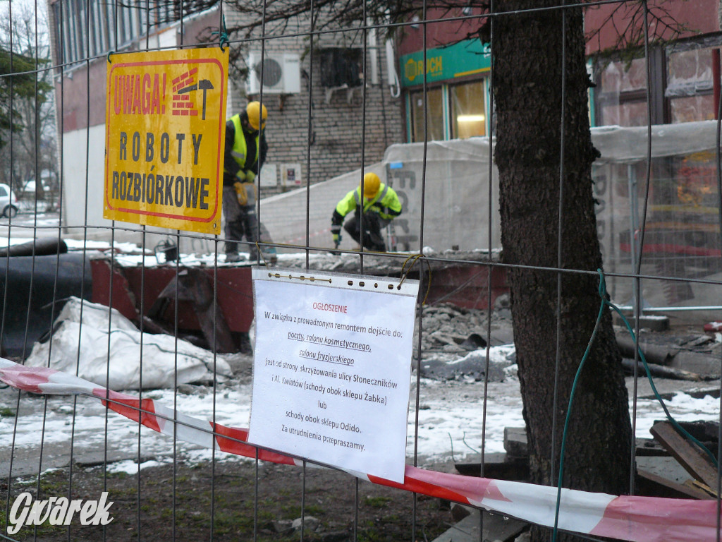 Osada Jana. Rozbiórka schodów do pawilonów