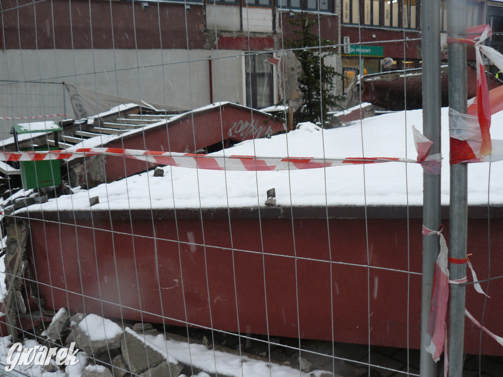 Osada Jana. Rozbiórka schodów do pawilonów