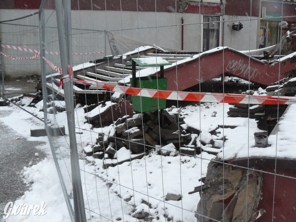 Osada Jana. Rozbiórka schodów do pawilonów