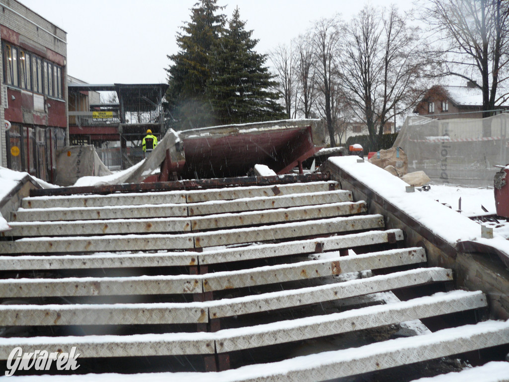 Osada Jana. Rozbiórka schodów do pawilonów
