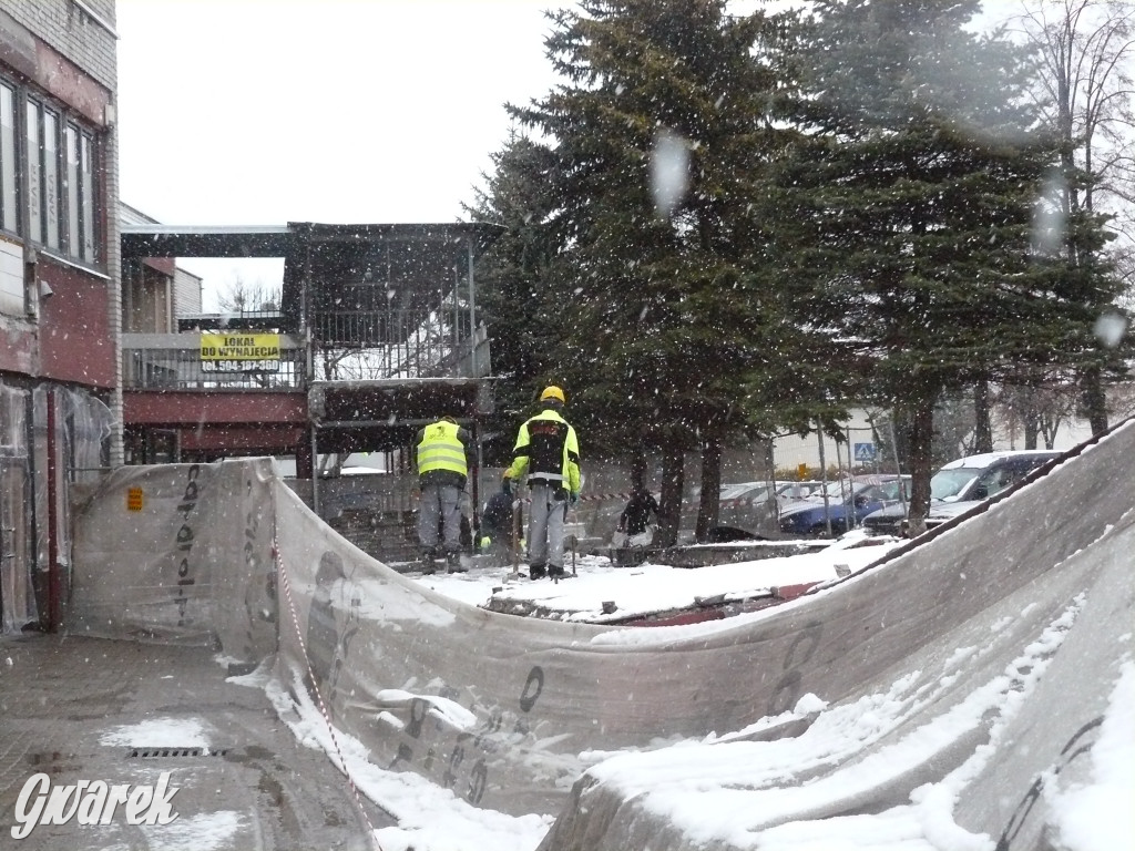 Osada Jana. Rozbiórka schodów do pawilonów