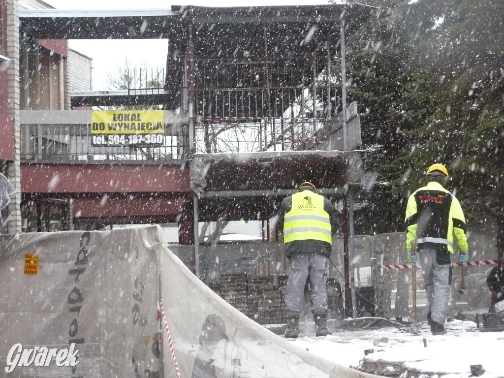 Osada Jana. Rozbiórka schodów do pawilonów