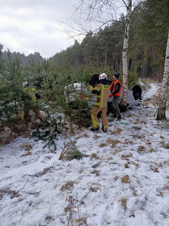 Docisnął pedał gazu i wylądował na dachu